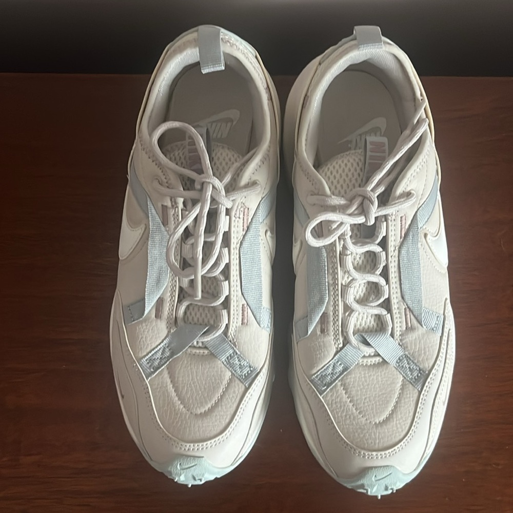 Nike TC 7900 in Light Orewood Taupe - Picture 2 of 7